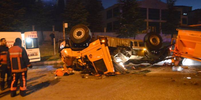 Karayolları kamyonu minibüsle çarpıştı: 1 ölü, 1 yaralı