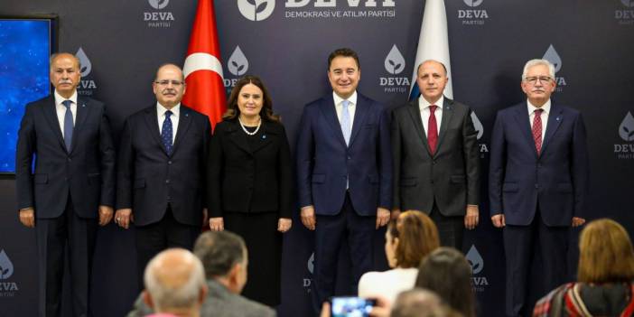 Babacan eski AKP'li vekile DEVA Partisi rozeti taktı