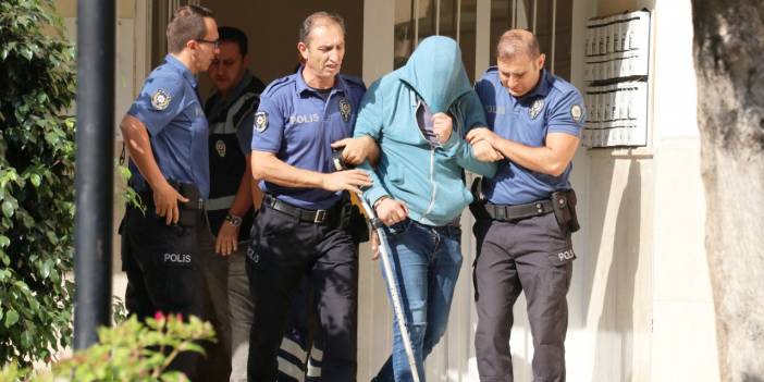 Evi yaktı, kendini kilitledi: Komşuları isyan etti