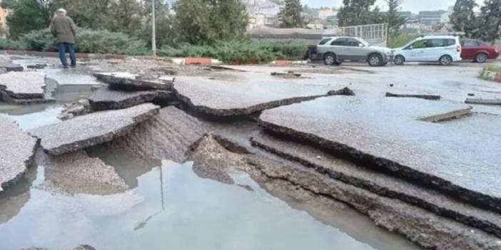 Su borusu patladı, asfalt yerinden söküldü