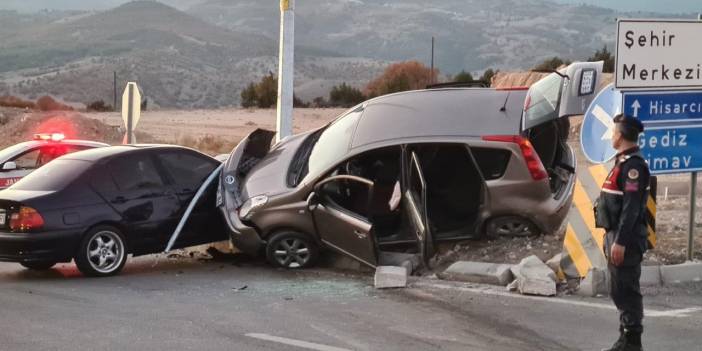 2 otomobil çarpıştı: Ölü ve yaralılar var