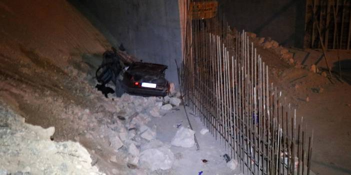 6 metre yüksekten uçan otomobil köprü ayağına çarptı: 4 ölü