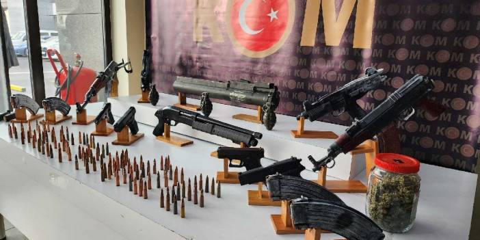 İstanbul'da bir daireden tanksavar, kalaşnikof, el bombası çıktı