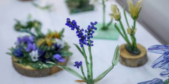 Gerçeğini aratmıyor! Endemik çiçekler, camda şekil buldu