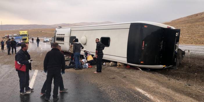 Göçmenleri taşıyan otobüs devrildi: Ölü ve yaralılar var