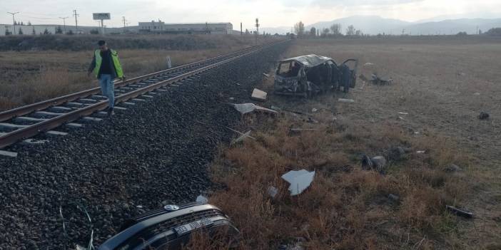 Afyonkarahisar'da minibüse tren çarptı