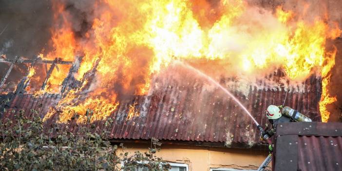 Gecekonduda yangın: Film izler gibi izlediler