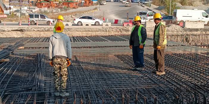 Yol inşaat işçileri Atatürk'e saygı duruşunda bulundu