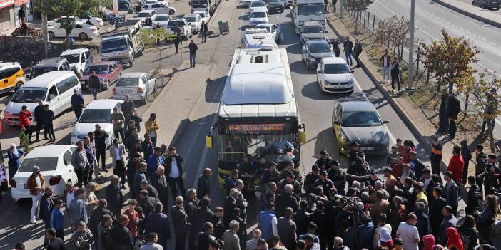 Elektrikleri kesilince Diyarbakır- Elazığ karayolunu kapattılar