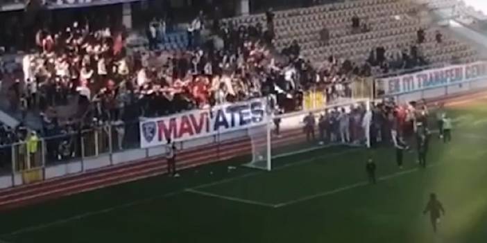 Tribün filesi koptu: Taraftarlar sahaya düştü