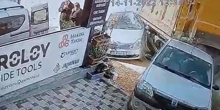 Freni boşaldı, 3 otomobil ile 2 yayaya çarpıp, iş yerine daldı