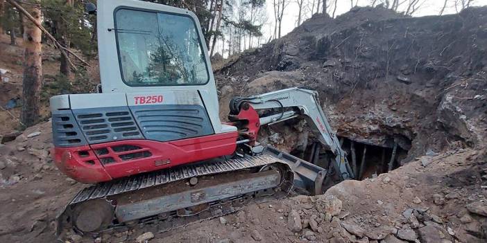 İş makineleriyle define ararken yakalandılar