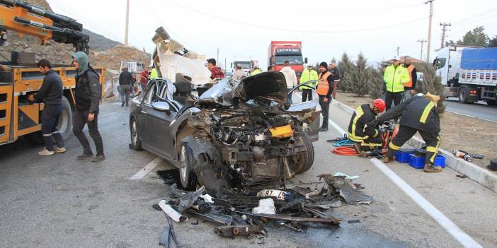 Otomobil, pulluk takılı traktöre saplandı: Ölü ve yaralılar var