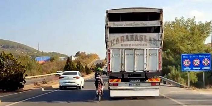 Canını hiçe saydı: Hareket halindeki kamyona tutunarak yolculuk yaptı