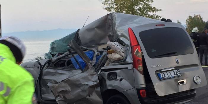 Araç TIR'a çarptı: Ölü ve yaralılar var