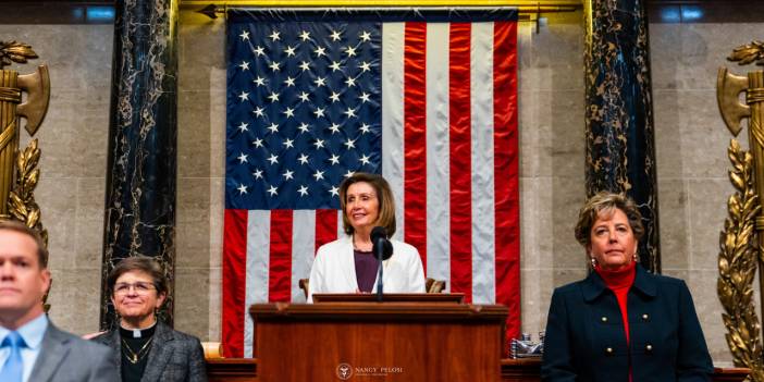 'Krizlerin kadını' Pelosi çekildiğini duyurdu