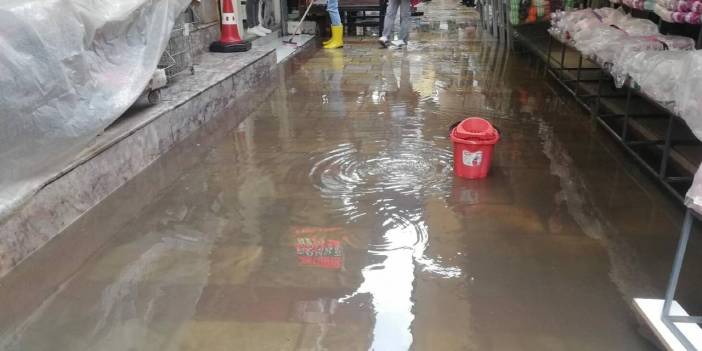İzmir'de sağanak; Tarihi Kemeraltı Çarşısı'nı su bastı