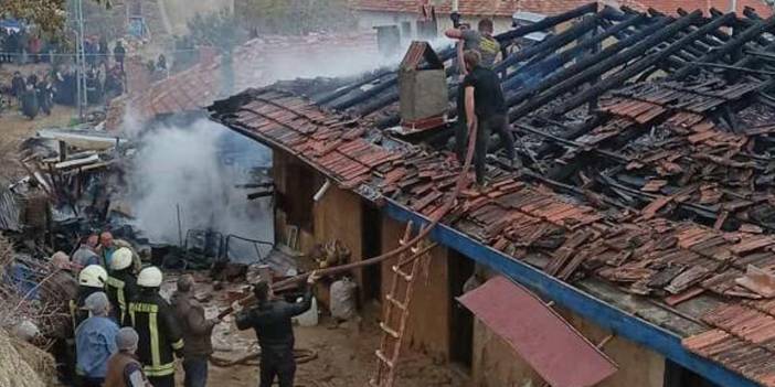 Gediz'de çıkan yangında 2 ev kullanılamaz hale geldi