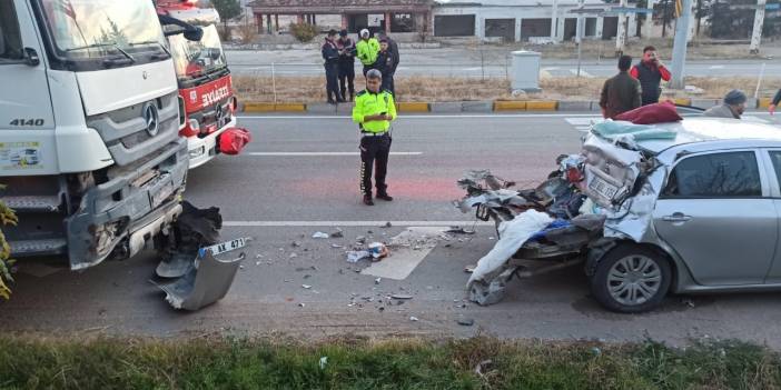 Freni boşalan kamyon otomobili metrelerce sürükledi