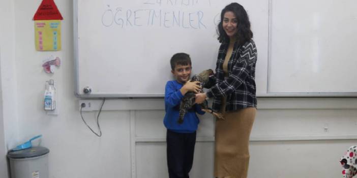 Öğretmenine kümesten getirdiği tavuğu hediye etti
