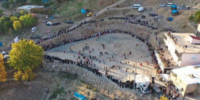 Aşiret düğünü: Binlerce davetli, kilolarca yemek, 800 bin TL takı ve halay