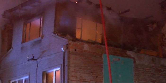 Bursa'da 3 katlı metruk binada yangın