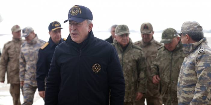 Hulusi Akar ve TSK komuta kademesi sınırda