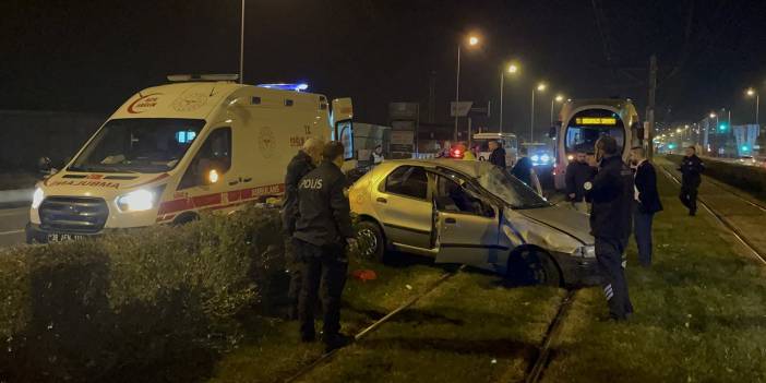 Tramvay yoluna giren otomobil takla attı