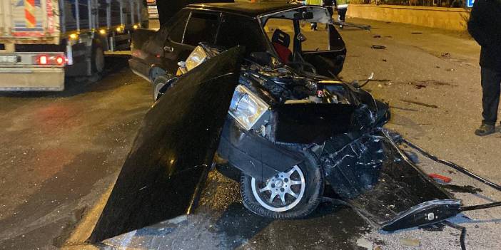 TIR ile otomobil çarpıştı, otomobil ikiye bölündü: 1'i ağır 3 yaralı