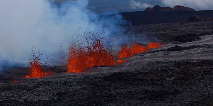 Dünyanın en büyük yanardağı patladı