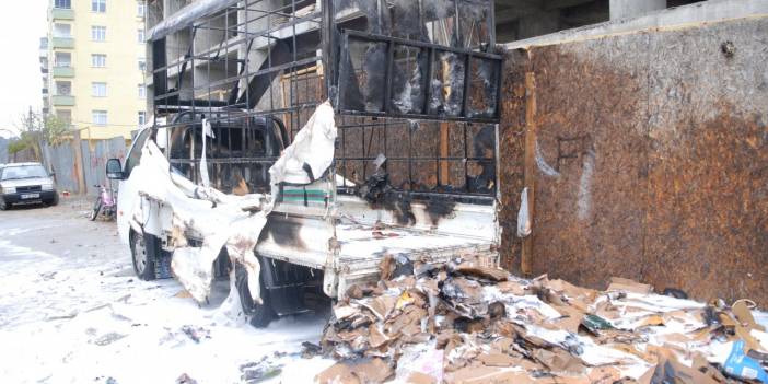 Park halindeki kamyon alev aldı