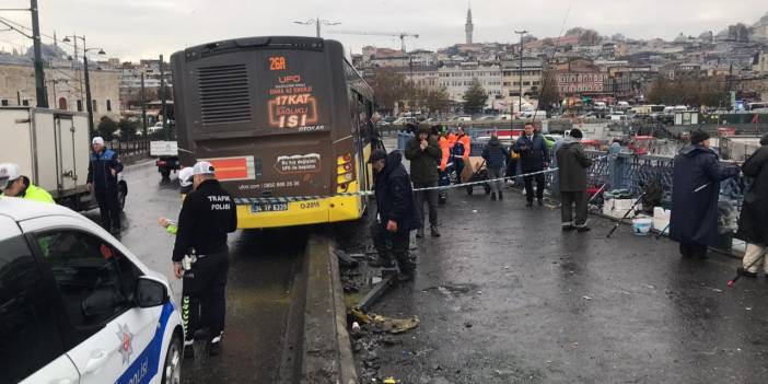 Galata Köprüsü'nde kaza: Eminönü-Karaköy kilitlendi