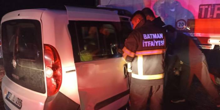 TIR'a otomobil çarptı: Ölü ve yaralılar var