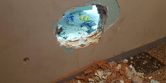 Matkapla duvarı delip, 60 cep telefonu çaldılar