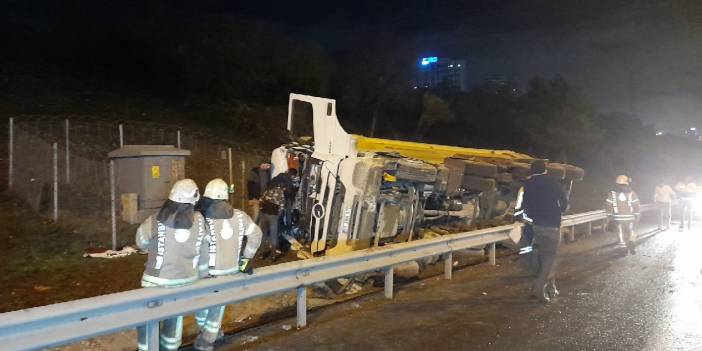TEM Otoyolu'nda hafriyat kamyonu devrildi: 1 ölü, 1 yaralı