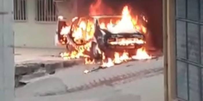 Seyir halindeki otomobil alev alev yandı