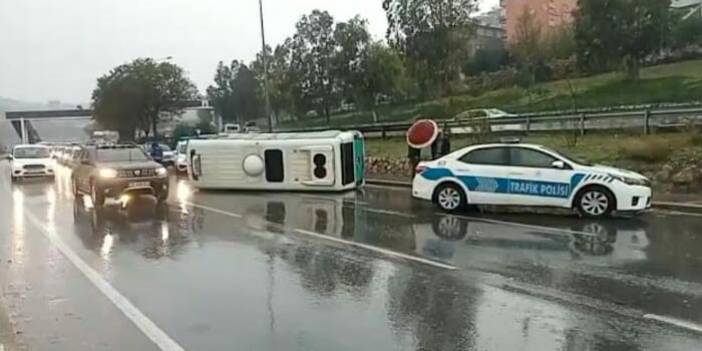 İzmir'de yolcu minibüsü devrildi: 1 yaralı