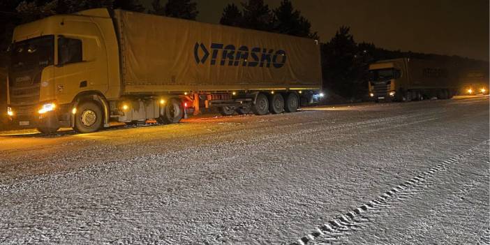Ardahan'da buzlanma: Tırlar yolda kaldı