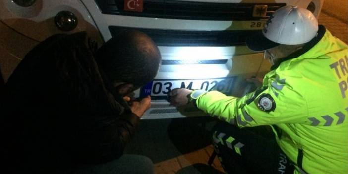 Sahte plakayla yolculuk yaparken polise yakalandı