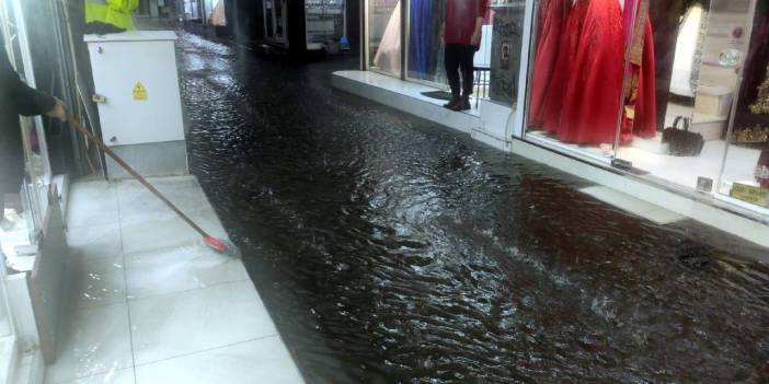 İzmir'de sağanak hayatı alt üst etti