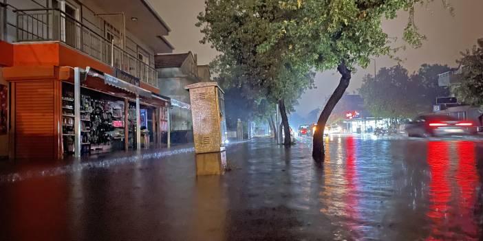 Fethiye'de sağanak: Bazı ev ve iş yerlerini su bastı