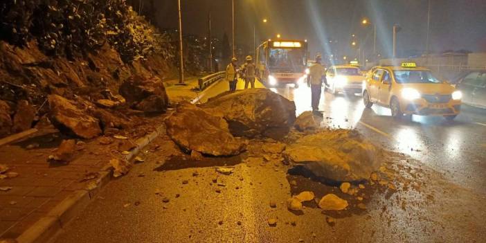 Yamaçtan kopan kaya parçaları yolu kapattı