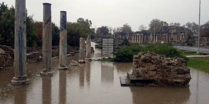 Şiddetli yağışta Side Antik Kenti'ni vurdu