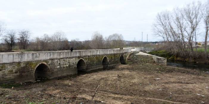 Tarihi köprülerde yıkılma tehlikesi