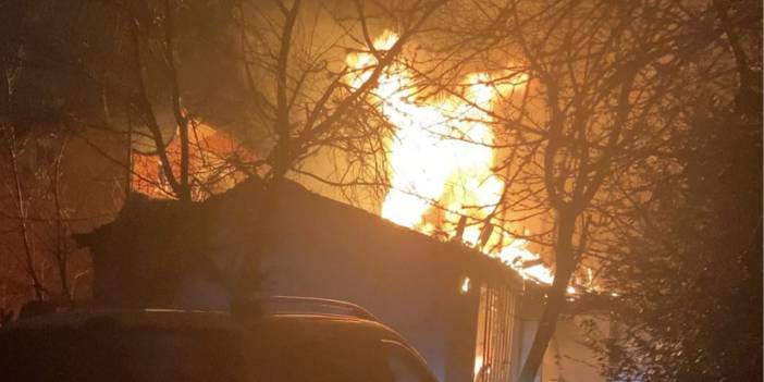 Ümraniye'de gecekondu alev alev yandı