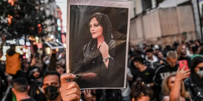 İran'da Amini protestoları devam ediyor: Devrim Muhafızları Ordusu'ndan bir asker öldü