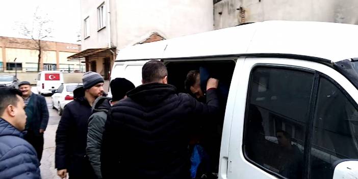 Girdiği minibüste mahsur kaldı, polis kurtardı