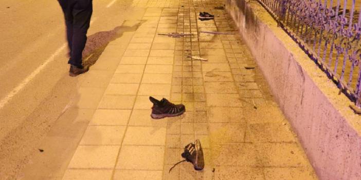 Araç kaldırımda yürüyen yayalara çarptı; 2 ölü
