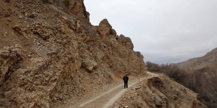 Mahalleye giden tek yol çöktü