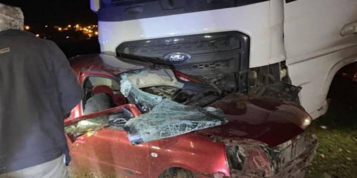 Kamyon ile otomobil çarpıştı: 2 ölü